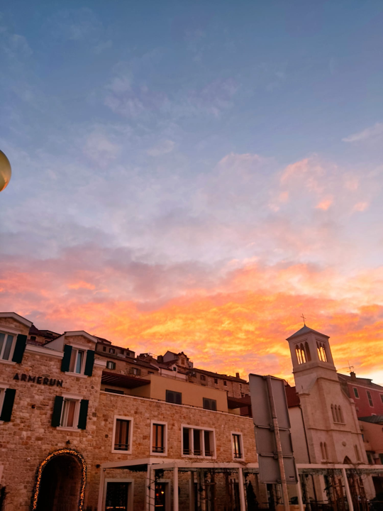 Jutros je izlazak sunca bio nestvaran, pogledajte Šibenik obojan toplim pastelnim bojama
