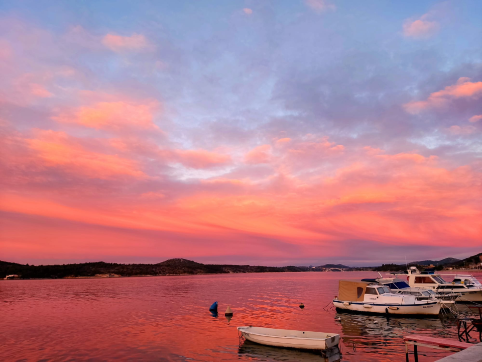 Jutros je izlazak sunca bio nestvaran, pogledajte Šibenik obojan toplim pastelnim bojama