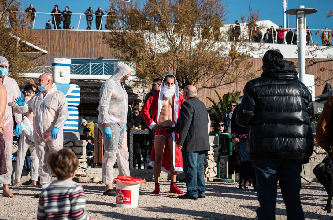 Odvažnih 12 okupalo se na Banju u podne na samu Novu godinu: 'Ovo nije hladna voda'