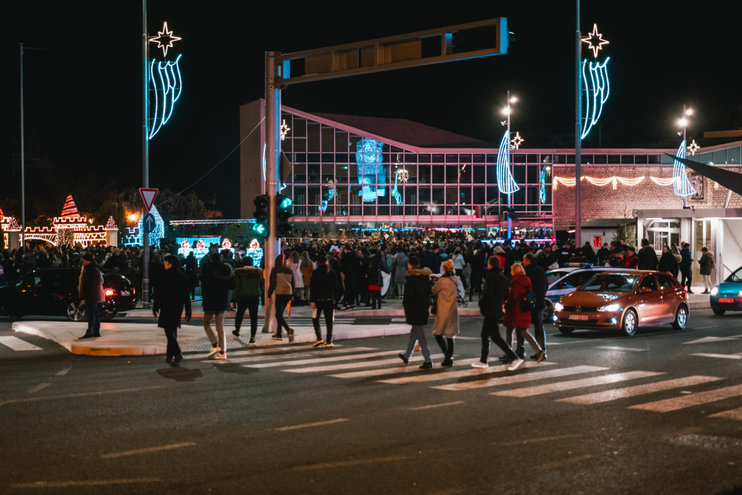 Na Poljani pušteni lampioni za Kiaru: Prekrasni prizori u mirnoj novogodišnjoj noći