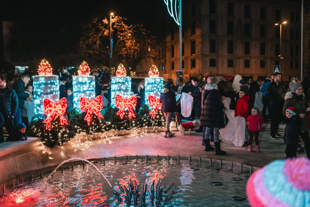 Na Poljani pušteni lampioni za Kiaru: Prekrasni prizori u mirnoj novogodišnjoj noći