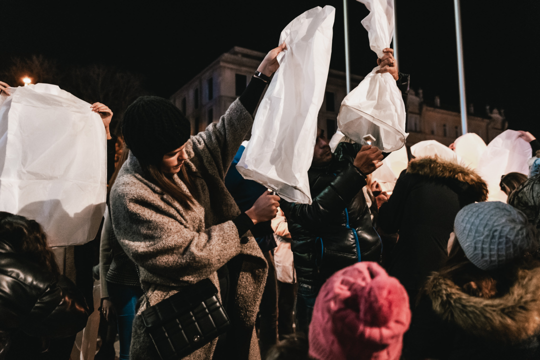 Na Poljani pušteni lampioni za Kiaru: Prekrasni prizori u mirnoj novogodišnjoj noći