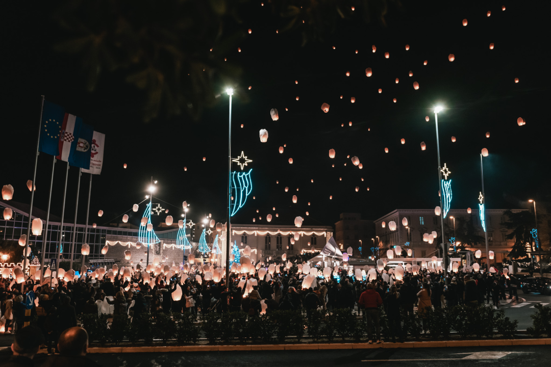 Na Poljani pušteni lampioni za Kiaru: Prekrasni prizori u mirnoj novogodišnjoj noći