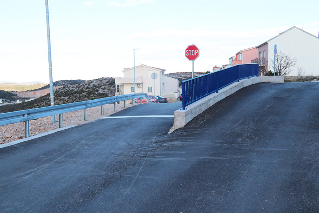 Stavljen asfalt u ulici na Meterizama, gradski čelnici ga isprobali: 'Riječ je  o zahtjevnom projektu'  