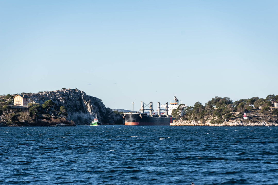 Najveći brod koji je ikad prošao kroz šibenski kanal: Ovaj div prevozi aluminij, pogledajte kako je izgledalo uplovljavanje u grad