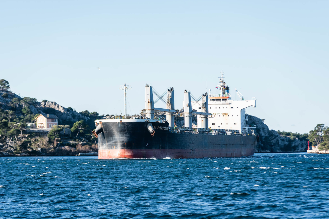 Najveći brod koji je ikad prošao kroz šibenski kanal: Ovaj div prevozi aluminij, pogledajte kako je izgledalo uplovljavanje u grad