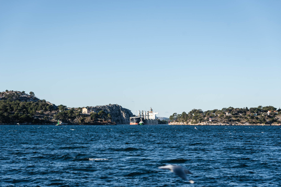 Najveći brod koji je ikad prošao kroz šibenski kanal: Ovaj div prevozi aluminij, pogledajte kako je izgledalo uplovljavanje u grad