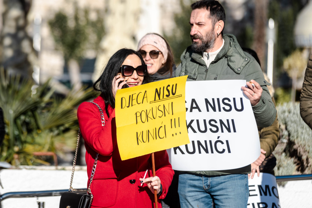 Opet prosvjedi protiv covid mjera: Antivaksersko društvo krenulo od Županije prema HZJZ-u  