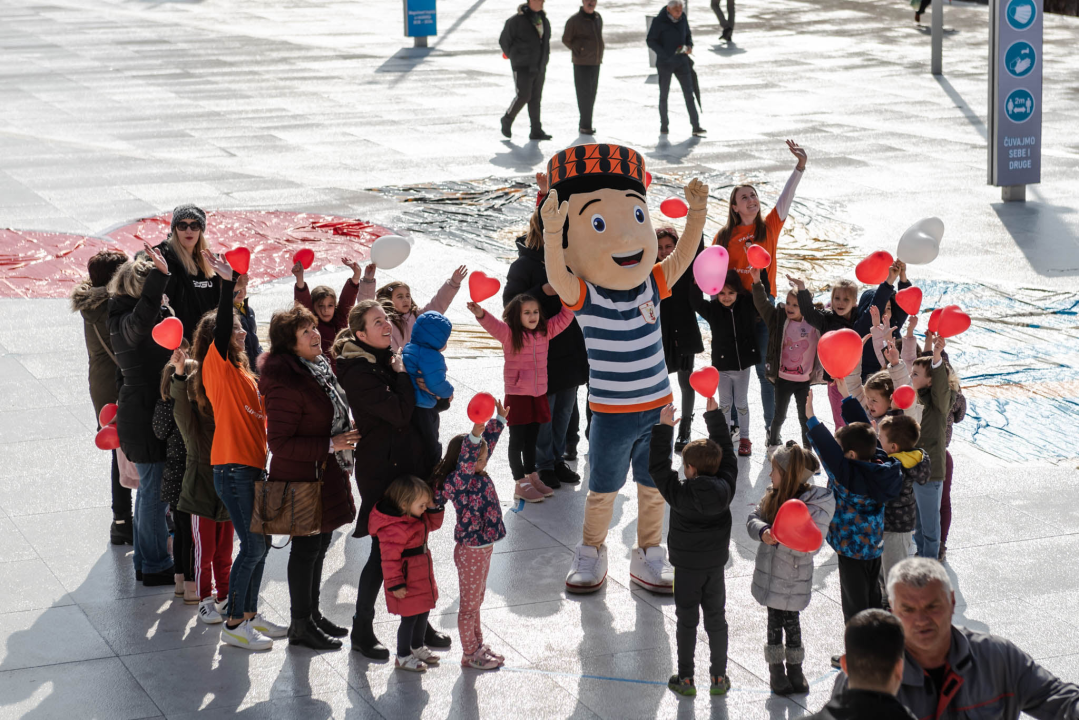Kiša ubila romantiku Valentinova u Šibeniku: Na Poljani ruže, dječak Paško, nešto djece i slučajni prolaznici