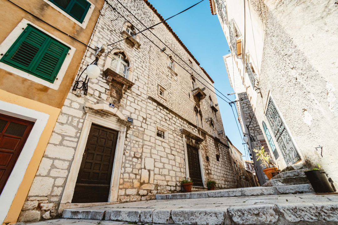 Konfuzija s nazivom ulice na Gorici: Ulica Andrije Kačića, Andrije Kačića Miočića ili Andrije Kačića Miošića?