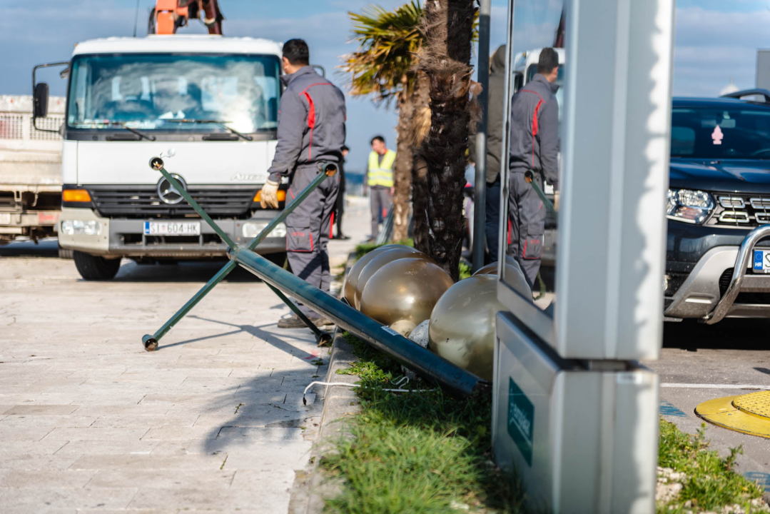 Počeli radovi na rivi: Prvo mijenjaju rasvjetne stupove na potezu od kolodvora prema mulu Krke 