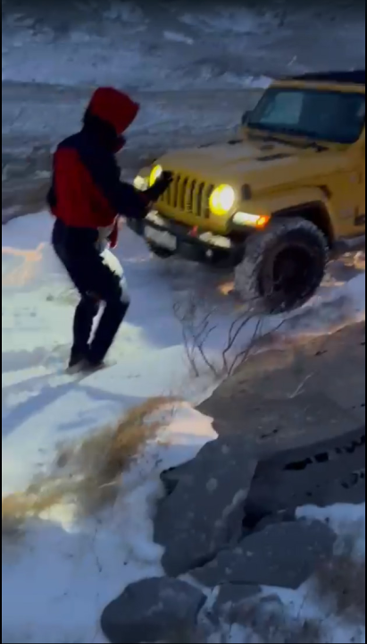 Auto zameo snijeg jučer na Dinari: Putnike i vozilo spasili splitski HGSS-ovci