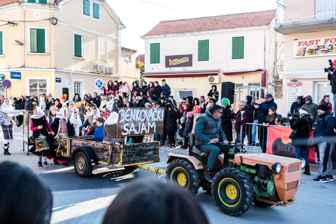Bake opet napravile ludilo uz ‘Masturbatore s Murtera’, ‘Benkovački sajam’, liječnike i janjetinu
