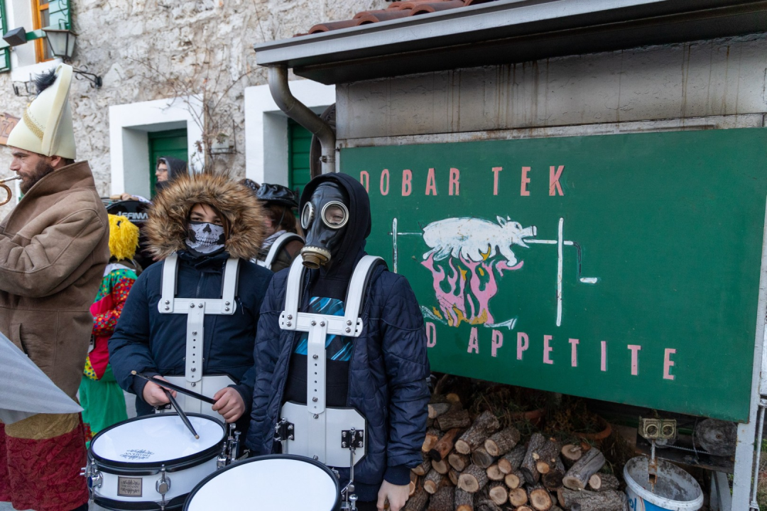 Vodicama prošla vesela maškarana povorka, pogledajte zanimljive maske