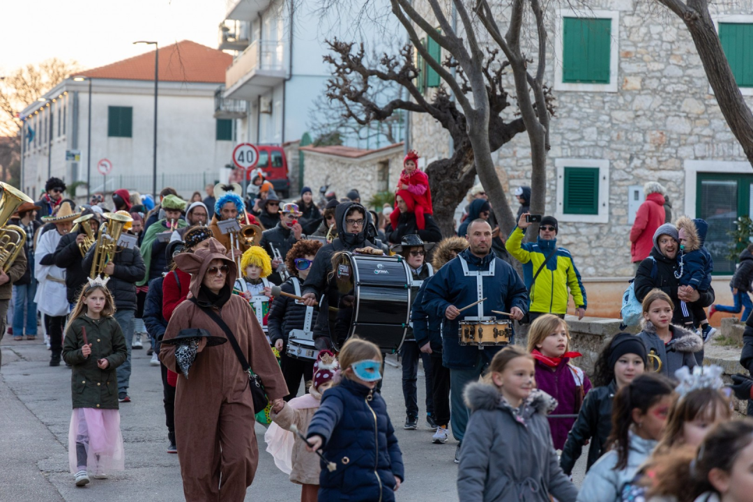 Vodicama prošla vesela maškarana povorka, pogledajte zanimljive maske
