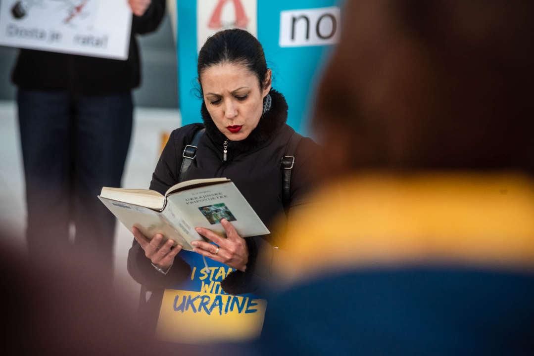 Tridesetak Šibenčana okupilo se na Poljani: Mirno se prosvjedovalo protiv rata u Ukrajini 