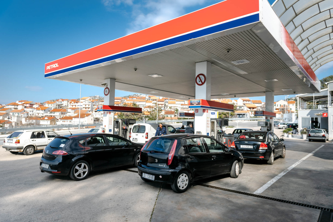 Gorivo od ponoći poskupljuje, gužve na benzinskim postajama u Šibeniku: Vlada objavila nove cijene
