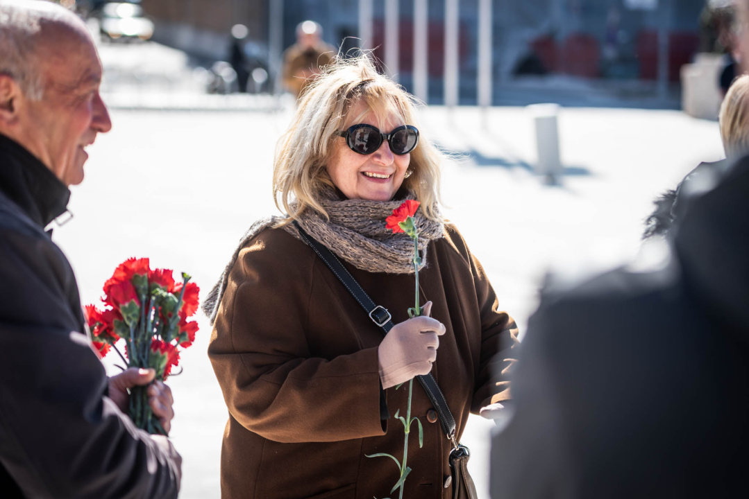 Povodom Dana žena SDP-ovci dijelili karanfile na Poljani