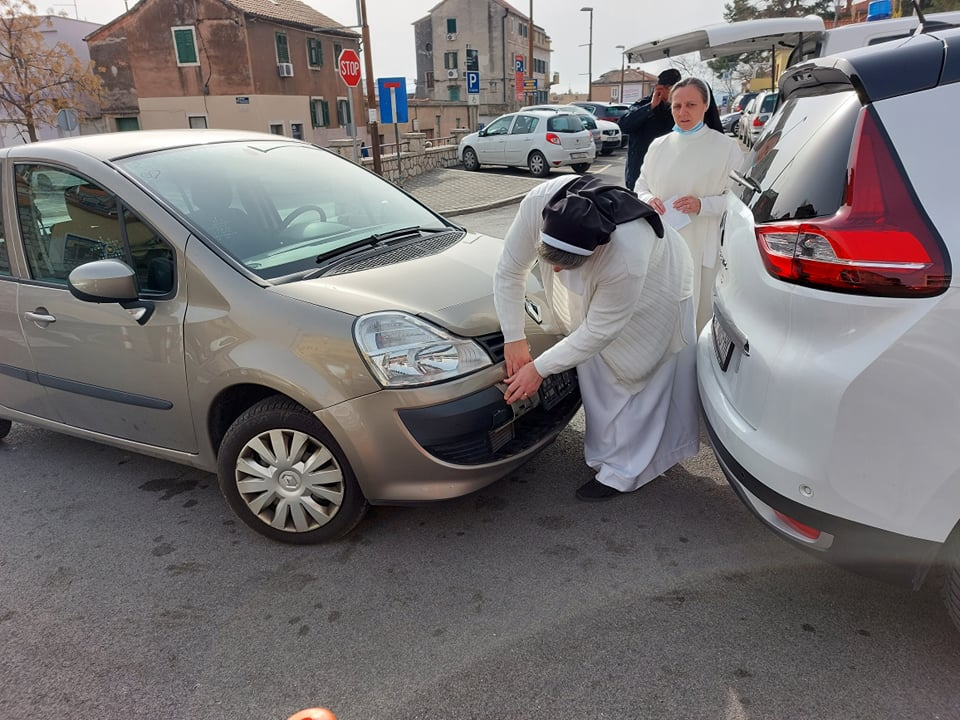 Prometna kod Vatrogasnog: Mopedist prevezen na hitnu, časnim sestrama oštećen auto 