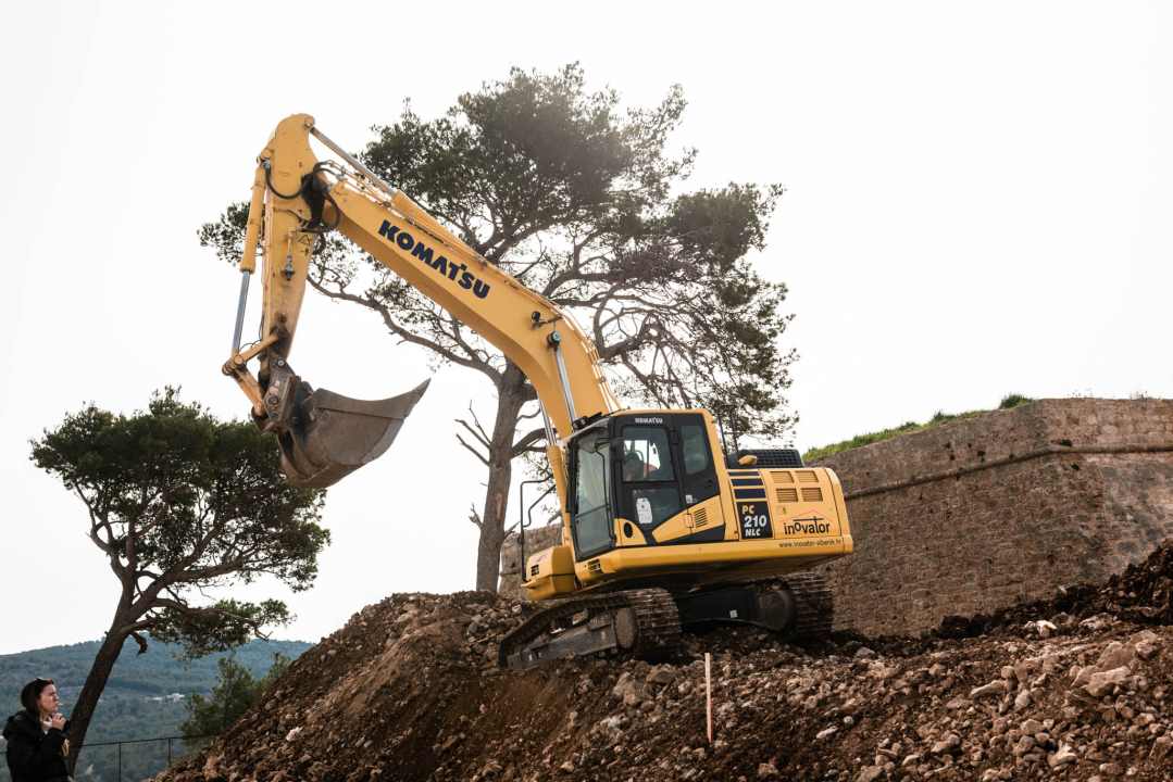 Sv. Ivan u niskom startu: Sređuju se zelene površine, stiže namještaj za dvorane, a uređenje parkinga će pričekati 