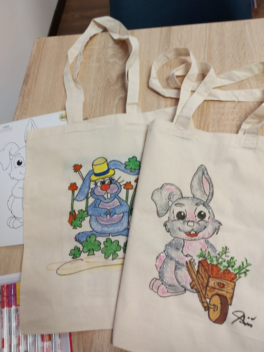 Šibenske umirovljenice izradile platnene vrećice za Udrugu Liga protiv raka i Udrugu Aurora  