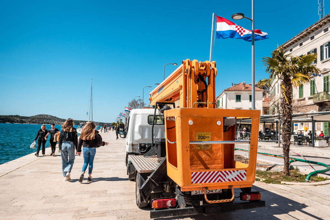 Riva do sezone u kompletno novom ruhu: Nakon zamjene rasvjete počelo uređenje zelenih površina  