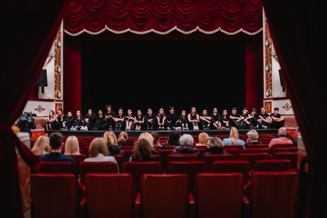 Smijeh i suze za Luku Škarića koji je iz publike gledao prijatelje kako mu ‘Mojom pričom’ skupljaju novac za operaciju
