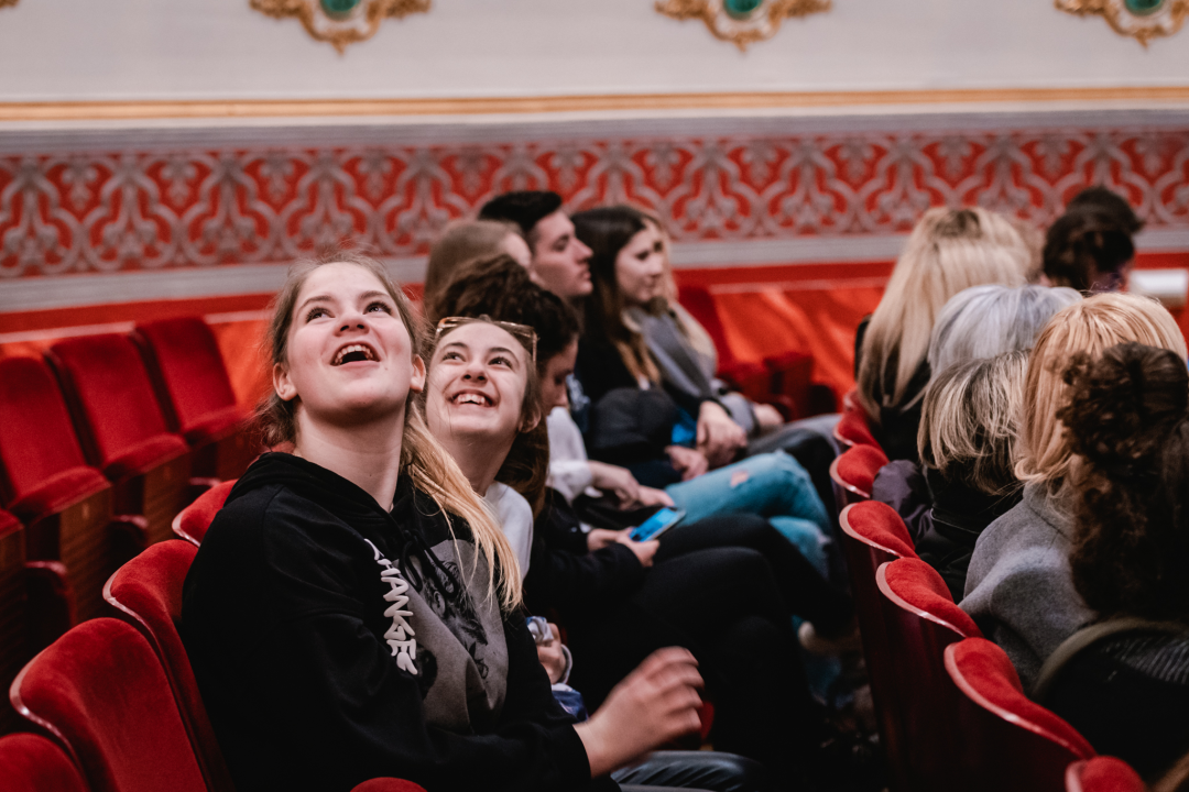 Smijeh i suze za Luku Škarića koji je iz publike gledao prijatelje kako mu ‘Mojom pričom’ skupljaju novac za operaciju