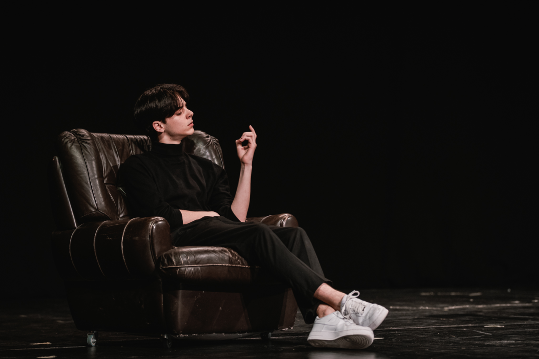 Smijeh i suze za Luku Škarića koji je iz publike gledao prijatelje kako mu ‘Mojom pričom’ skupljaju novac za operaciju