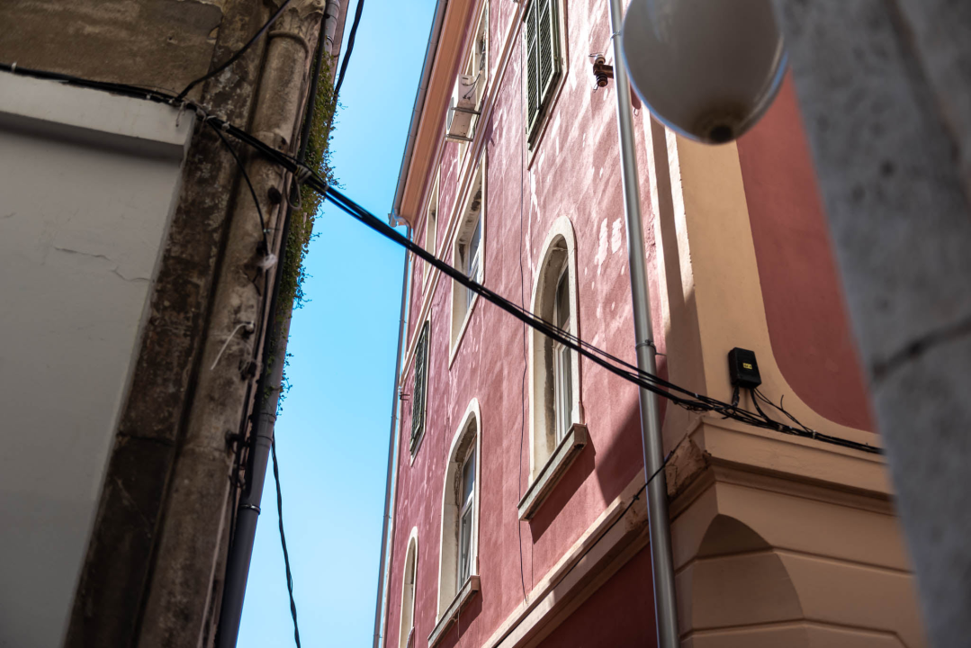 Preko 100 godina stara zgrada u Kalelargi napokon obnovljena: 'Da Grad nije išao s akcijom, ne bi je obnovili. Sada mirnije živim' 