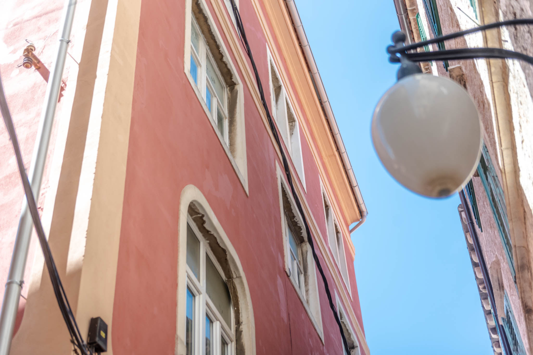 Preko 100 godina stara zgrada u Kalelargi napokon obnovljena: 'Da Grad nije išao s akcijom, ne bi je obnovili. Sada mirnije živim' 