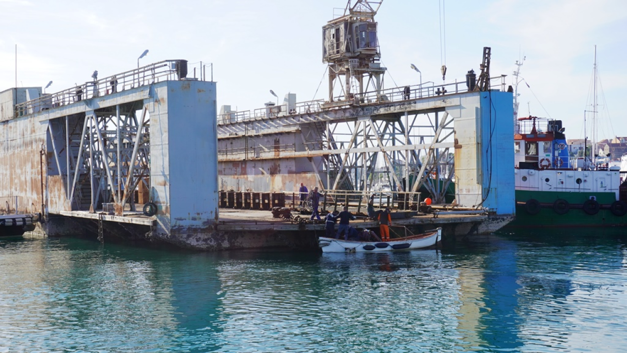 Posljednje putovanje do rezališta u Turskoj: Otplovio drevni dok iz šibenske luke