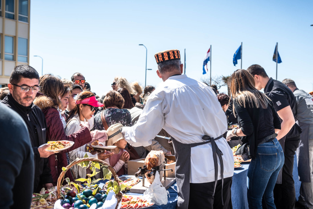 Uskršnji doručak pred Županijom označio početak turističke sezone: 'Očekujemo više ljudi nego rekordne 2019. godine'