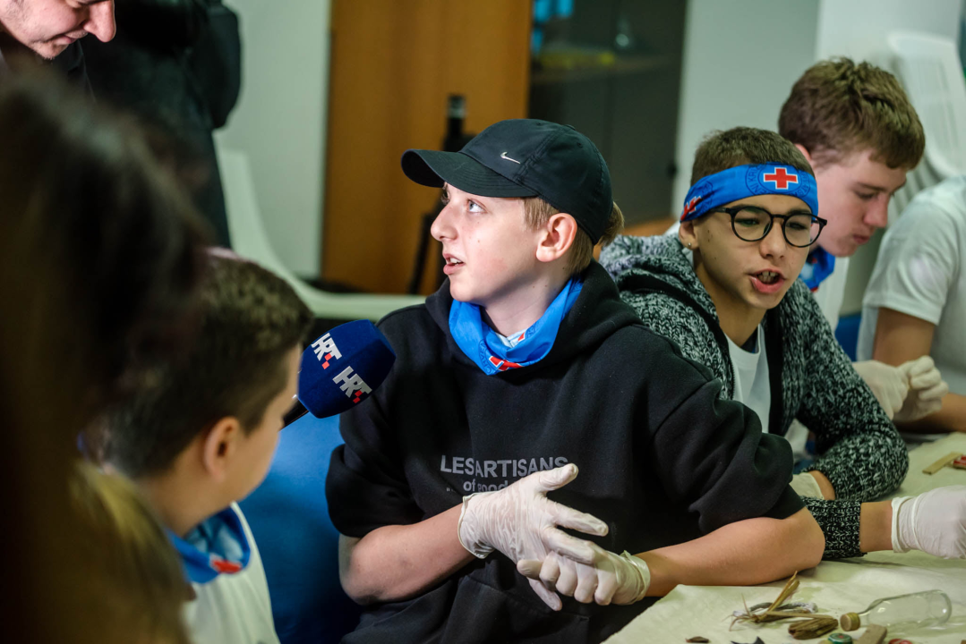 Djeca iz Šibenika i Ukrajine čistila plažu Banj, a smeće iskoristila za izradu slika