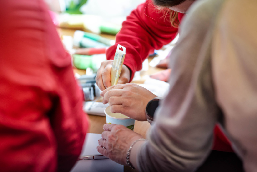 Djeca iz Šibenika i Ukrajine čistila plažu Banj, a smeće iskoristila za izradu slika