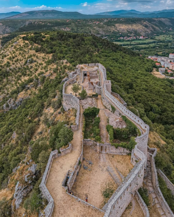 Na Kninskoj tvrđavi Praznik rada slave dan ranije: Posjetitelje očekuju srdele, storytelling ture i vrijedne nagrade!