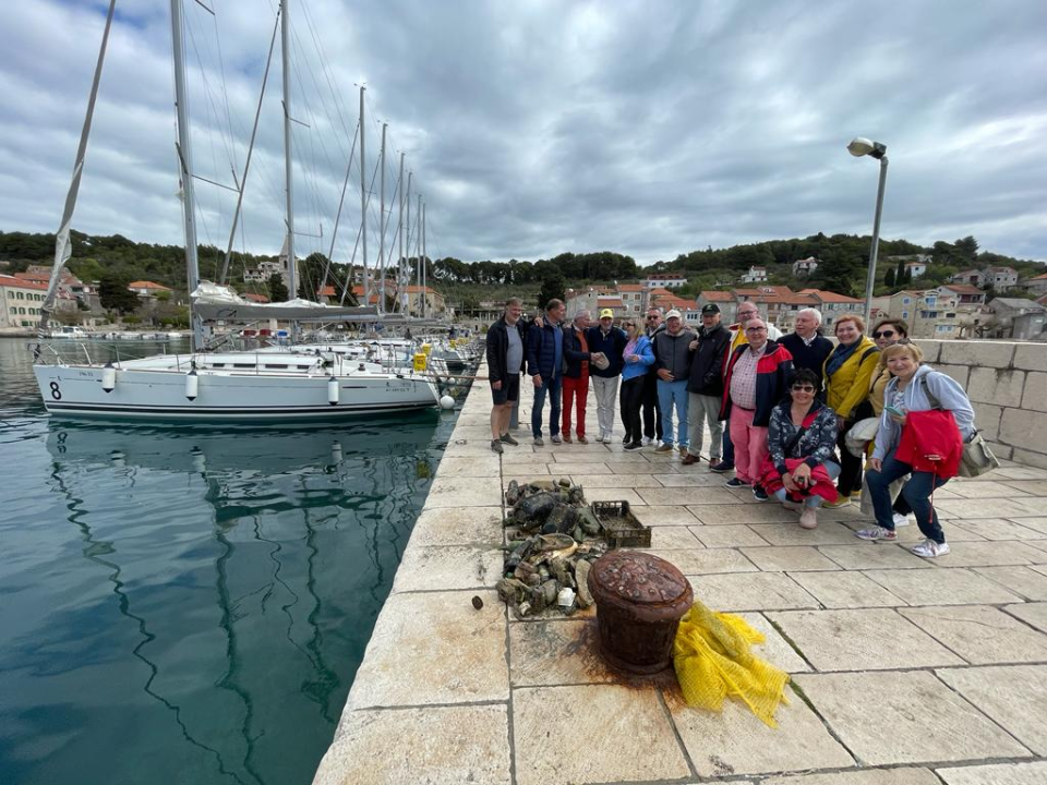 Lionsi s partnerima izvadili dosta otpada iz podmorja Prvić Luke