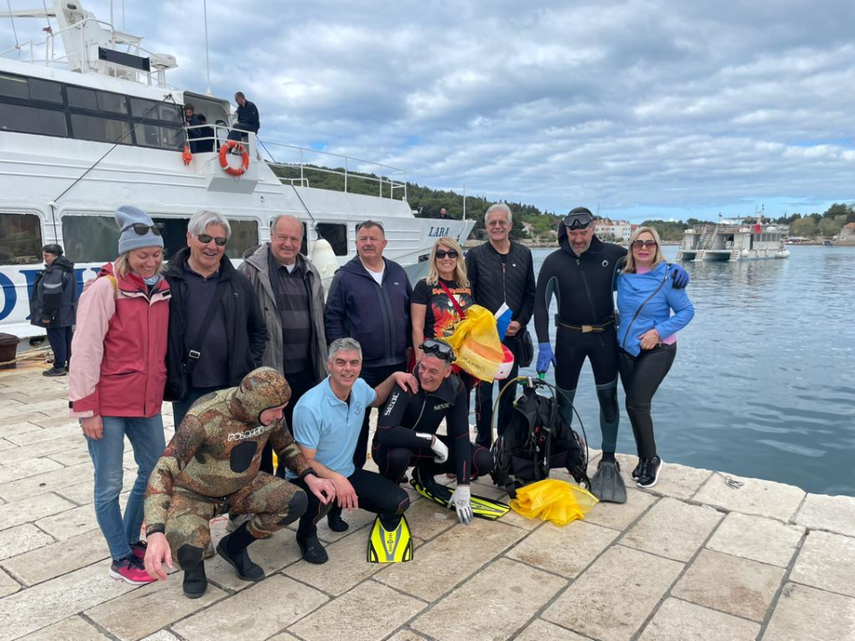 Lionsi s partnerima izvadili dosta otpada iz podmorja Prvić Luke