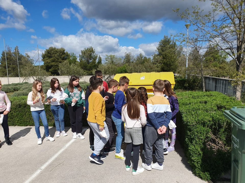Učenici sedam osnovnih škola učili o odlaganju otpada, a od Zelenog grada dobili i spremnike 