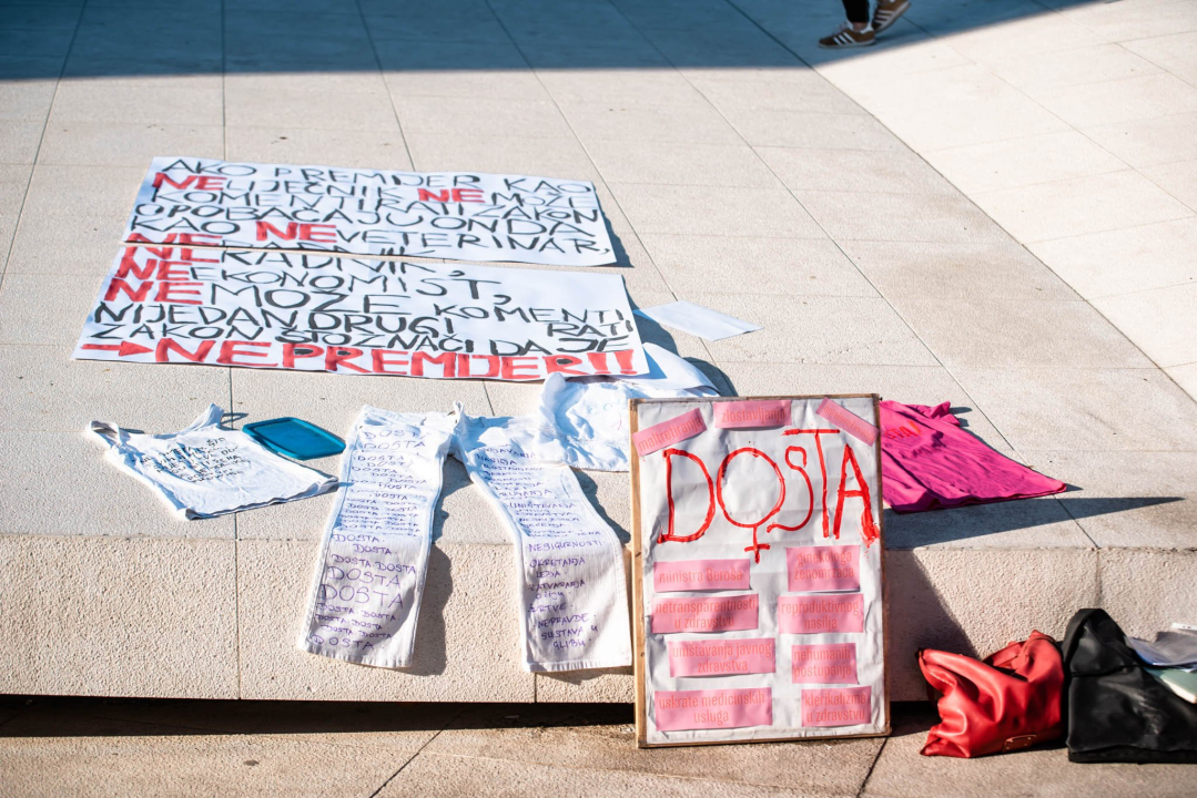 Prosvjed u znak potpore Mireli Čavajdi: 'Ovo nam je podsjetnik koliko sustav može biti okrutan prema ženama'  