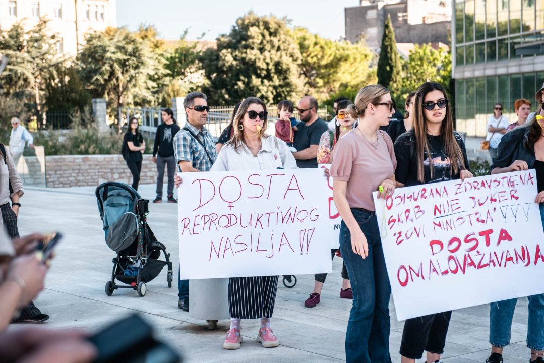 Prosvjed u znak potpore Mireli Čavajdi: 'Ovo nam je podsjetnik koliko sustav može biti okrutan prema ženama'  