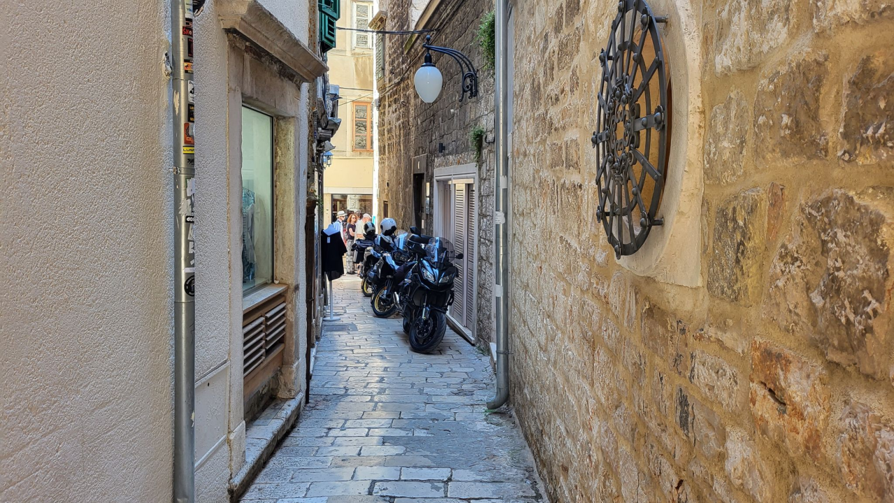 Prvi vjesnici ljeta: Turisti koji se ponašaju u Šibeniku kako nikad ne bi u svom gradu