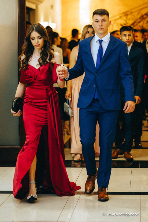 Pogledajte kako su zablistali učenici Industrijsko-obrtničke škole na svom maturalnom plesu (1. dio)