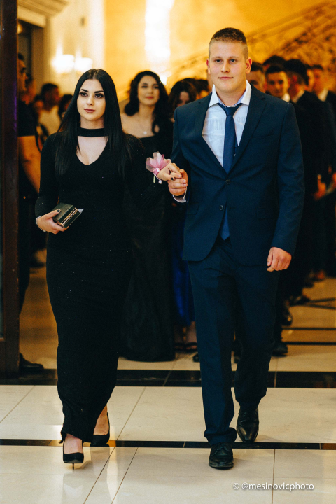 Pogledajte kako su zablistali učenici Industrijsko-obrtničke škole na svom maturalnom plesu (1. dio)