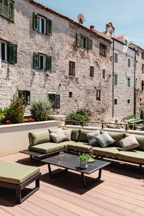 Oduševio nas je luksuz s katedralom na dlanu! Armerunov apartman jedinstven je spoj tradicije i modernog dizajna