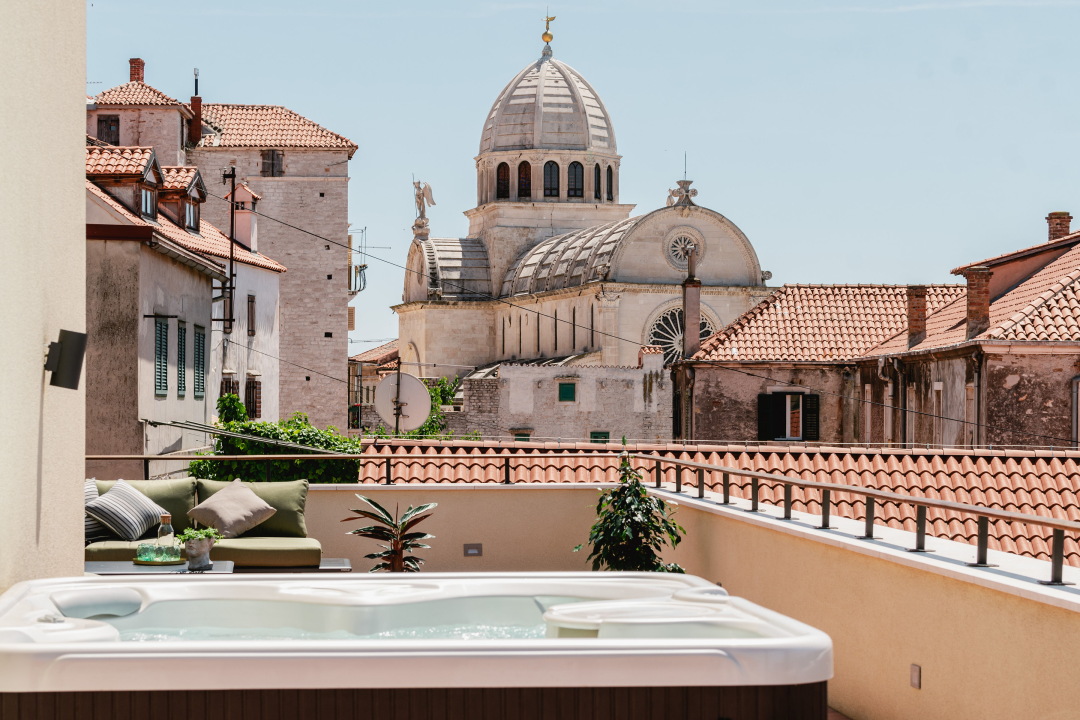 Oduševio nas je luksuz s katedralom na dlanu! Armerunov apartman jedinstven je spoj tradicije i modernog dizajna