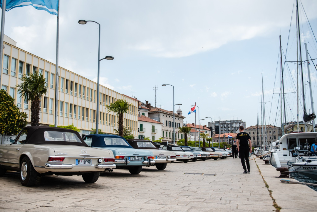 Šibenska riva puna legendarnih Mercedesovih 'Pagoda', tamo su do 17 sati
