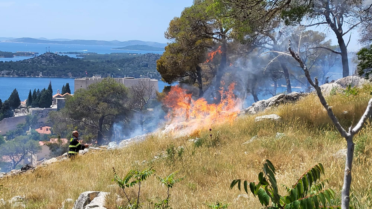 Požar ispod sv. Ivana izazvale četiri signalne rakete: Izgorjela 2,5 hektara