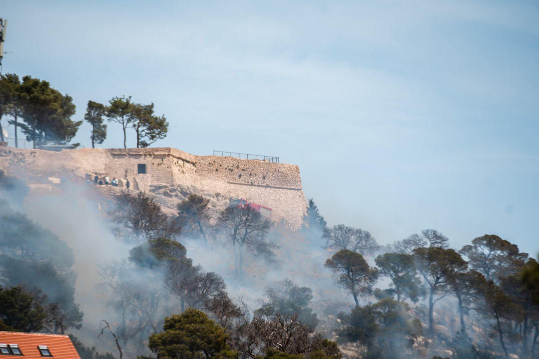 Požar ispod sv. Ivana izazvale četiri signalne rakete: Izgorjela 2,5 hektara