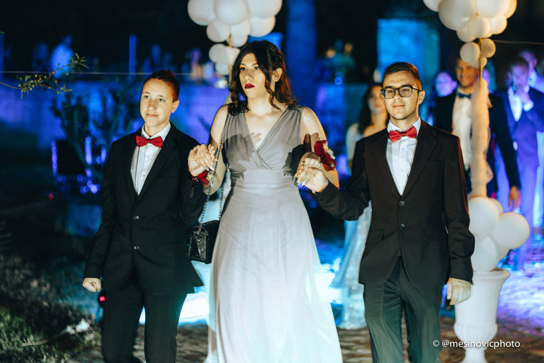 Maturanti Turističko-ugostiteljske škole u glamuroznim izdanjima proslavili kraj srednje škole! (1. dio)